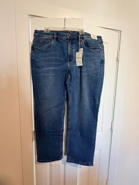 Tommy Bahama Men’s Classic Straight-Leg Relaxed Blue Jeans Medium Wash